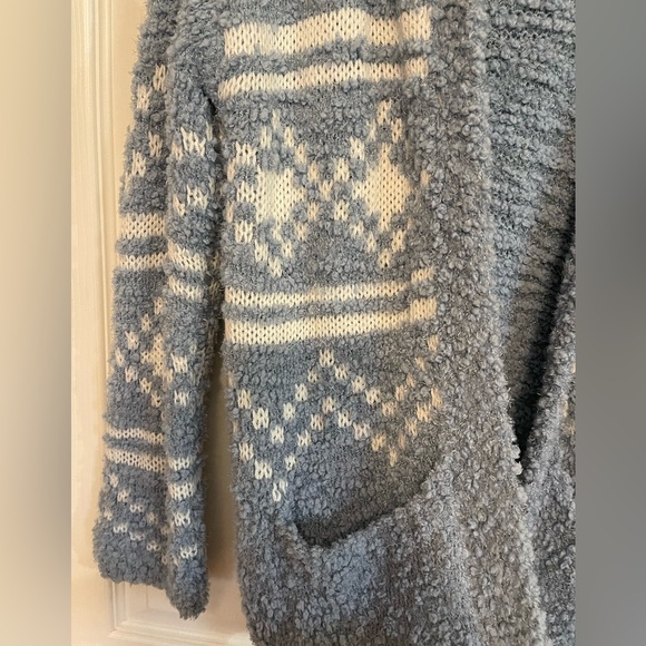 Twine And String Cozy Knitted Aztec Print Sweater With Hoodie - Picture 3 of 5